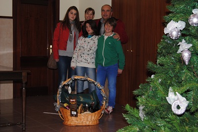 La família Riera-Garrofe recollint el primer premi del Concurs de Pessebres Club Valldaura 2012