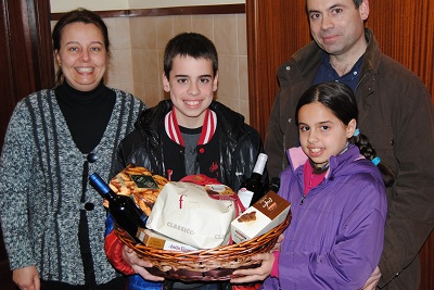 La família Sierra-Planell recollint el segon premi del Concurs de Pessebres Club Valldaura 2012